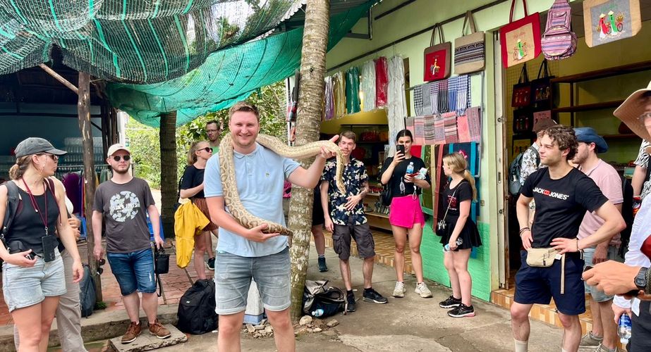 Slang knuffelen bij de Mekong rivier